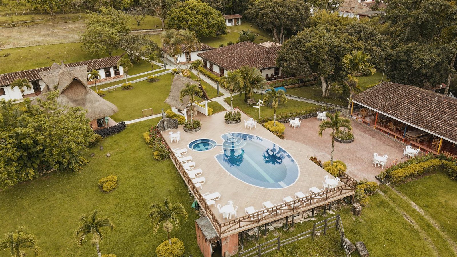 Vista aérea de la zona de piscinas del club