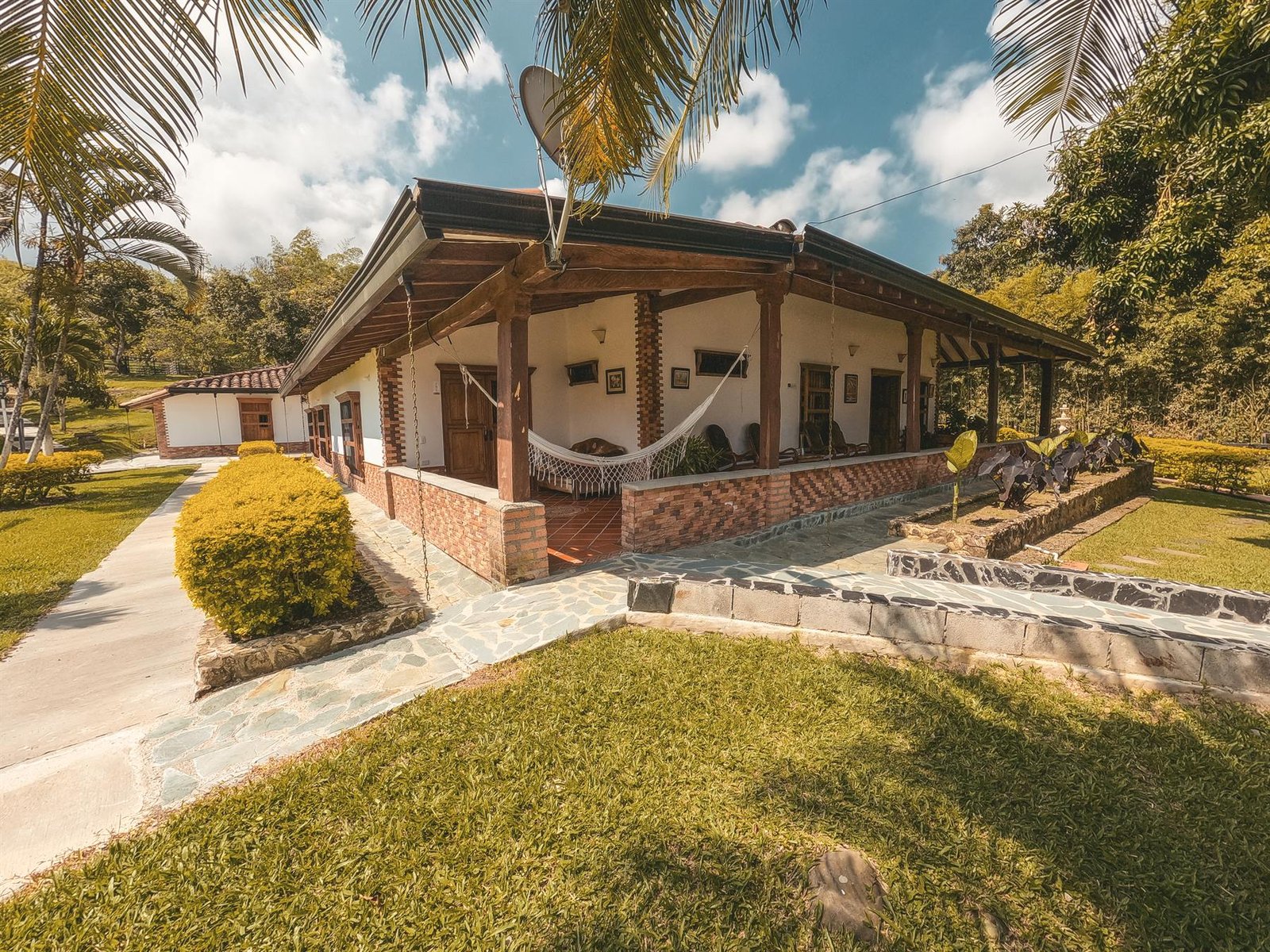 Casa del club con hamacas en el corredor