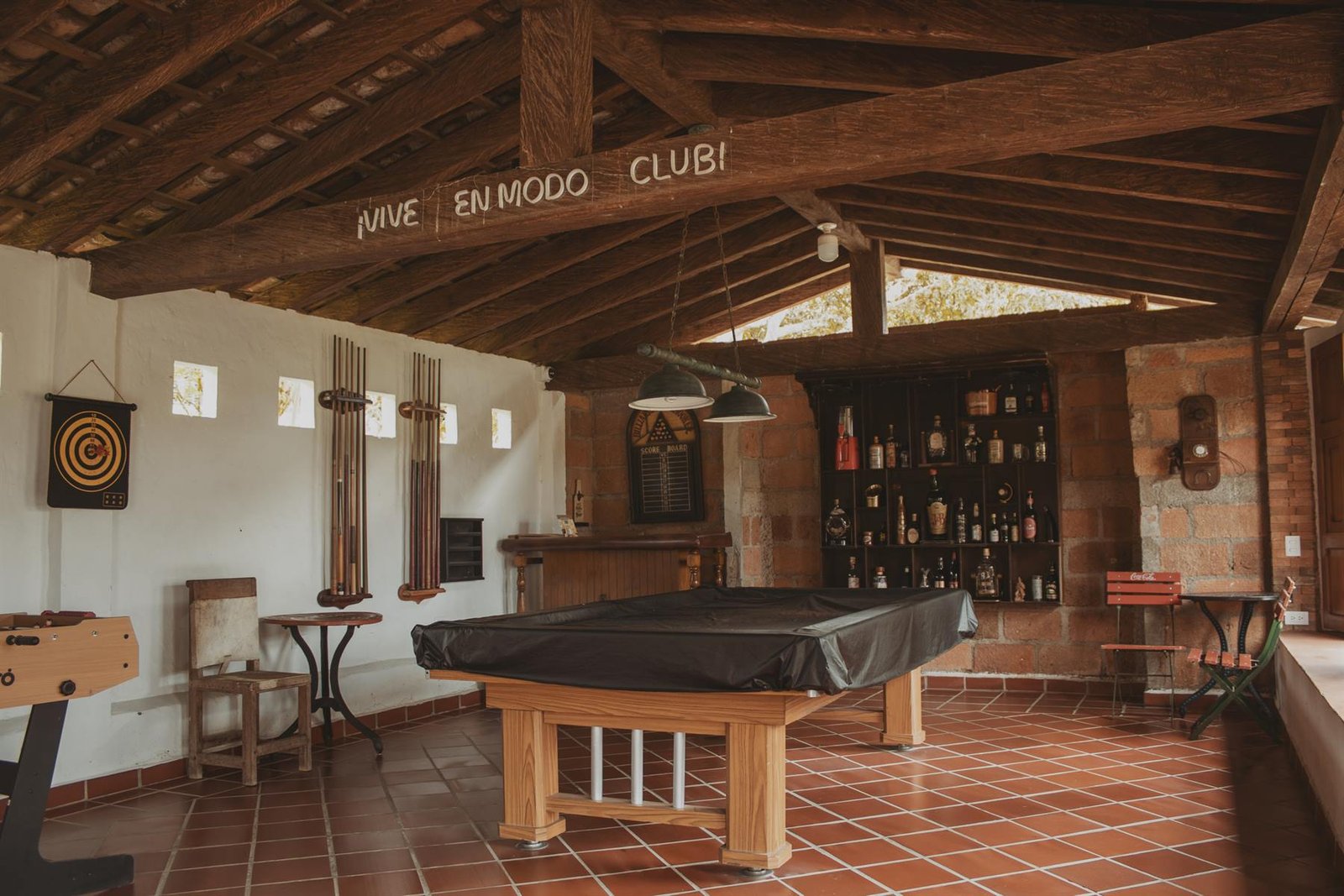 Salón de juegos con mesa de billar