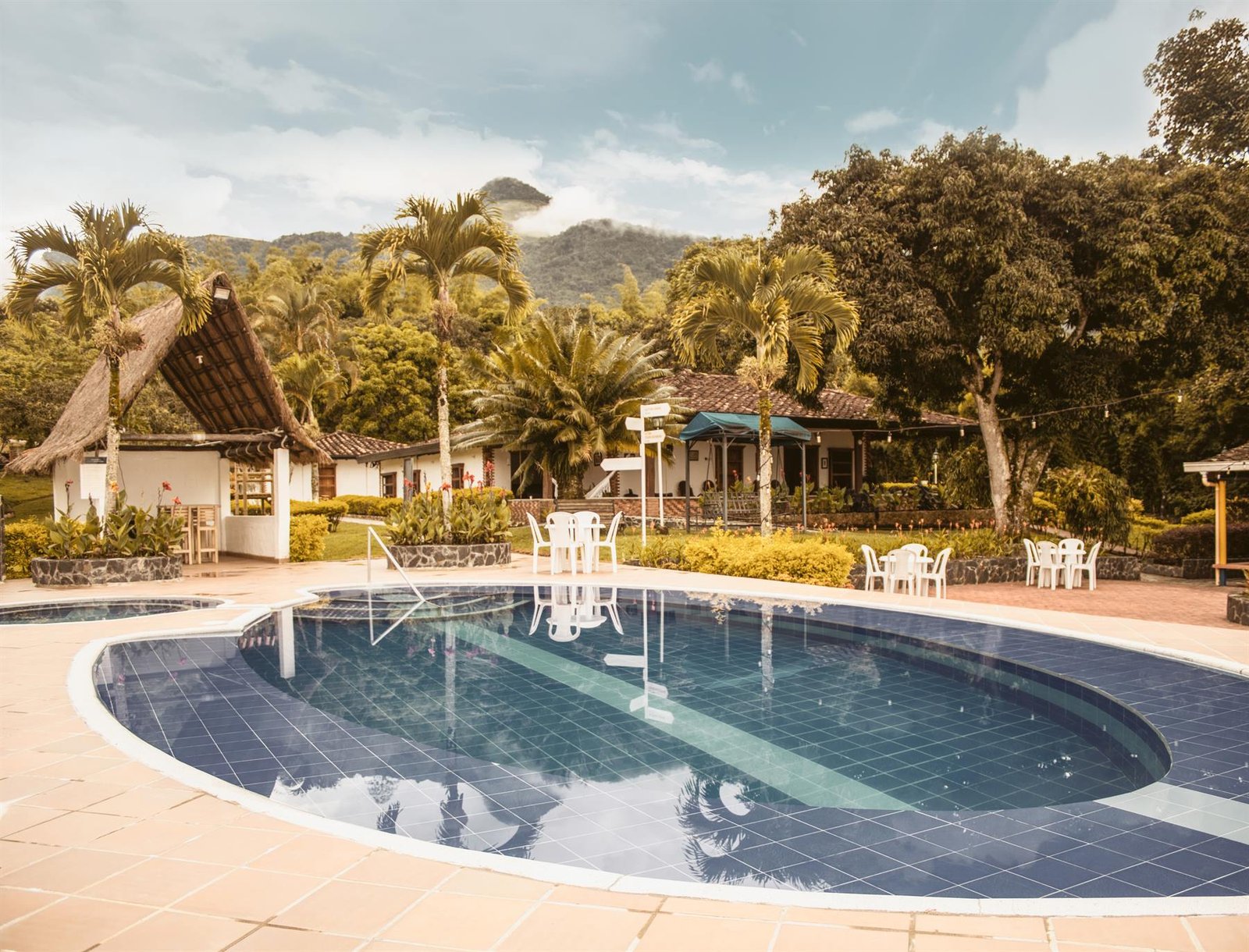 Piscina del club rodeada de vegetación