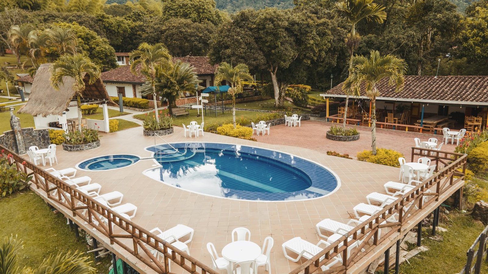 Vista aérea de la piscina del club