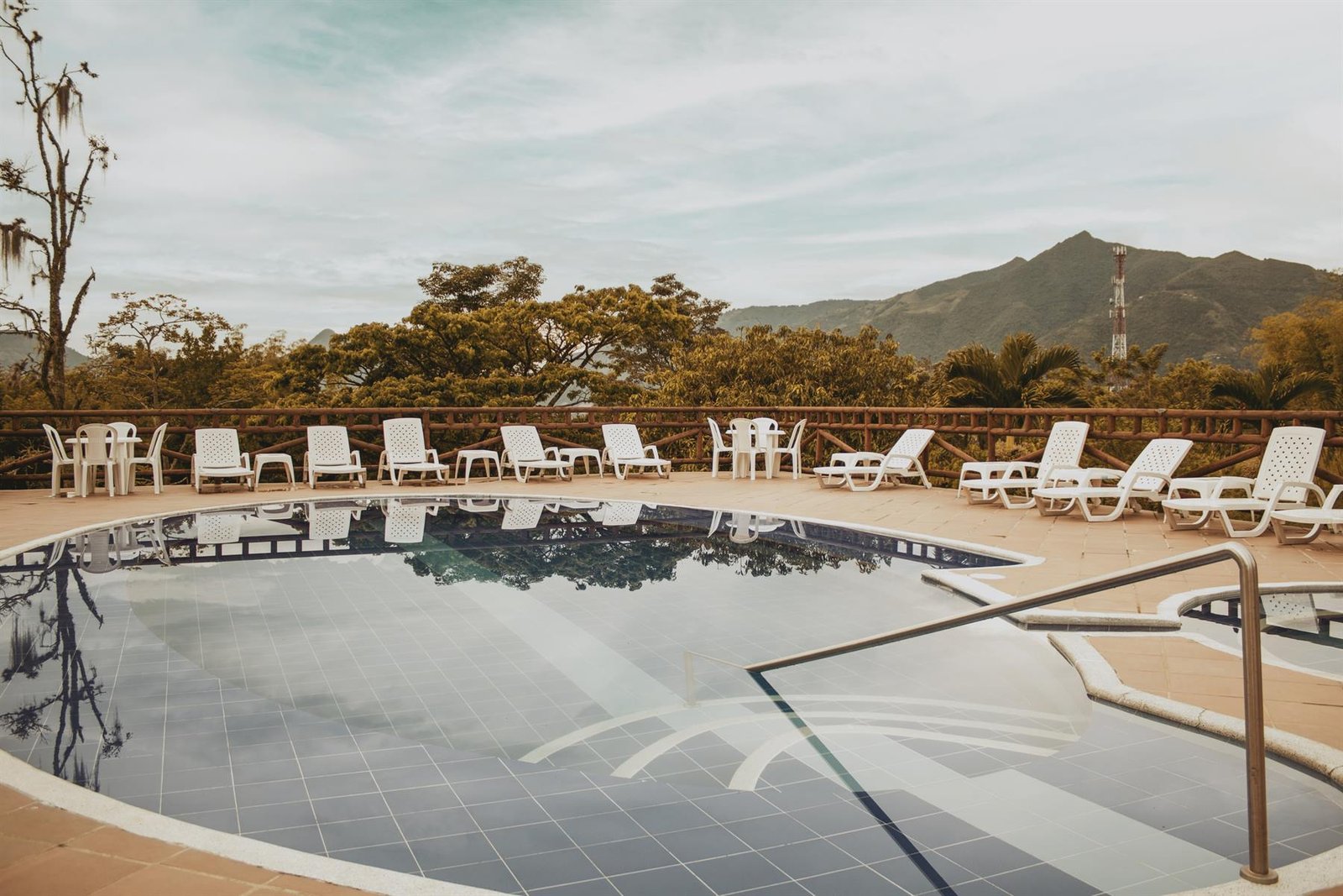 Piscina del club con las montañas al fondo