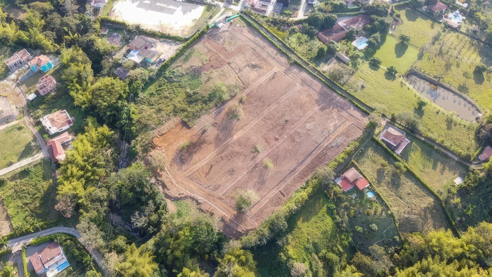 Vista aérea del terreno con las vías internas demarcadas